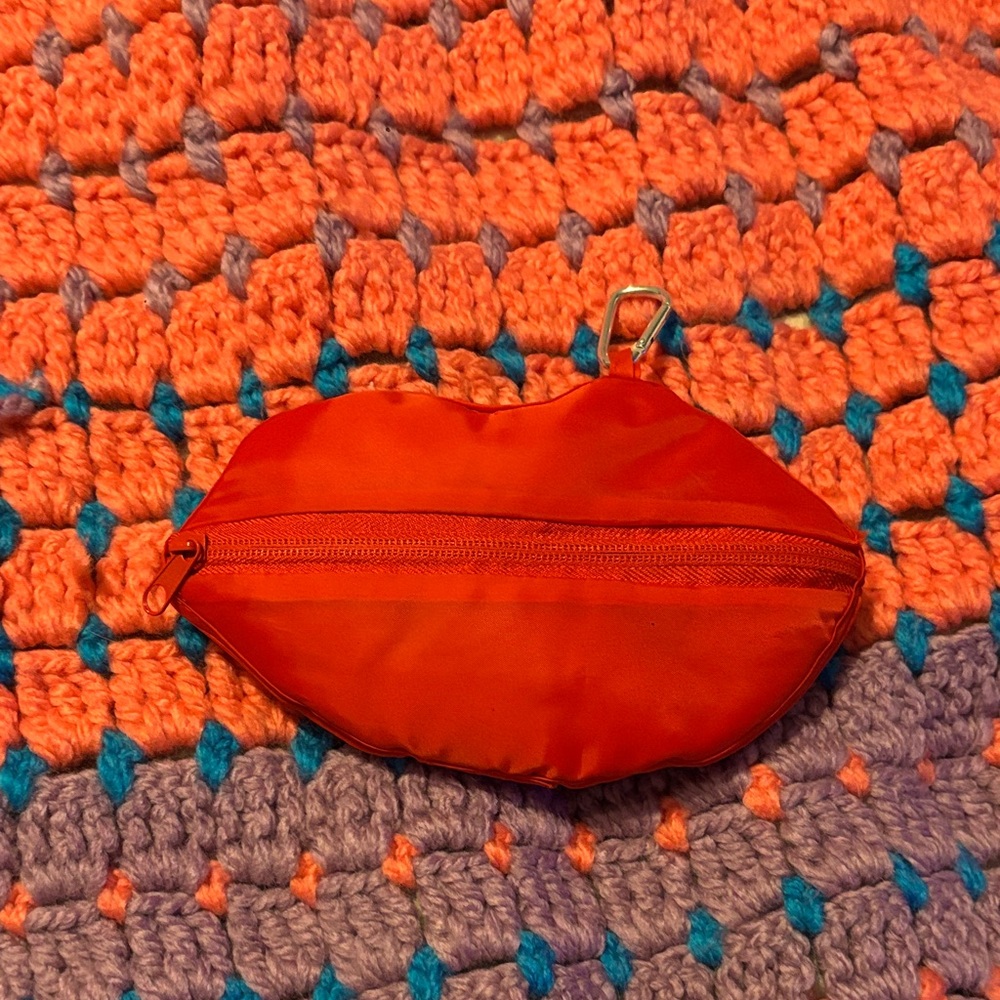 Red Lip-Shaped Pouch turns into reusable bag